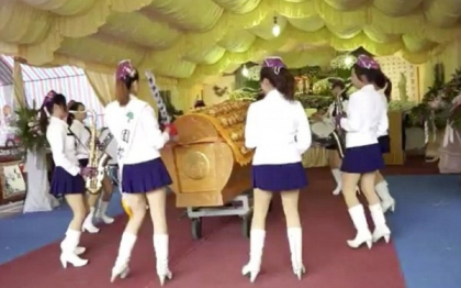 Obicei funerar ciudat in Taiwan. Cum sunt "trimisi" mortii pe lumea cealalta, cu cantece si dansuri