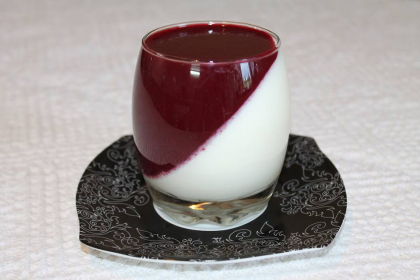 Panna Cotta cu cirese si zmeura, o reteta de la Daniela Ciobanu - FOTO Panna Cotta cu cirese si zmeura, o reteta de la Daniela Ciobanu - FOTO