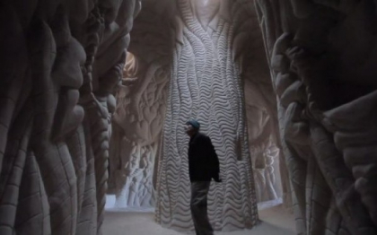 Americanul care sculpteaza cu tarnacopul forme spectaculoase in pesterile de piatra nisipoasa. VIDEO Americanul care sculpteaza cu tarnacopul forme spectaculoase in pesterile de piatra nisipoasa. VIDEO