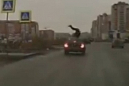 Momentul in care un barbat din Rusia este spulberat de o masina si scapa nevatamat. VIDEO Momentul in care un barbat din Rusia este spulberat de o masina si scapa nevatamat. VIDEO