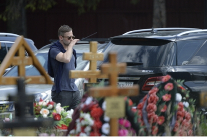 Dmitrii Shepelev, la mormantul Jannei Friske, in ziua care ea ar fi trebuit sa implineasca 41 de ani - FOTO