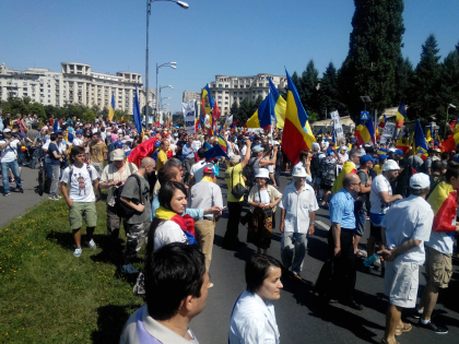 La Bucuresti se cere Unirea: Mii de oameni s-au adunat in Piata Universitatii, scandand slogane unioniste. Basarabenii, intampinati cu paine si sare si aici - VIDEO si FOTO La Bucuresti se cere Unirea: Mii de oameni s-au adunat in Piata Universitatii, scandand slogane unioniste. Basarabenii, intampinati cu paine si sare si aici - VIDEO si FOTO