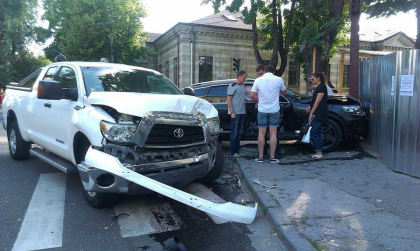 Accident "greu" in centrul capitalei. Un VW Touareg si o Toyota Tundra nu au putut imparti drumul - FOTO Accident "greu" in centrul capitalei. Un VW Touareg si o Toyota Tundra nu au putut imparti drumul - FOTO