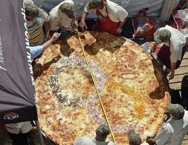 Cum arata cea mai mare pizza din lume Cum arata cea mai mare pizza din lume