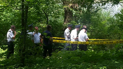 Descoperire macabra intr-un parc din capitala: Cadavrul unui barbat, gasit de doi copii - FOTO Descoperire macabra intr-un parc din capitala: Cadavrul unui barbat, gasit de doi copii - FOTO