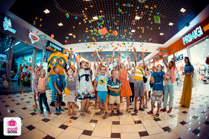 (P) Zambete de copil la Shopping MallDova (P) Zambete de copil la Shopping MallDova