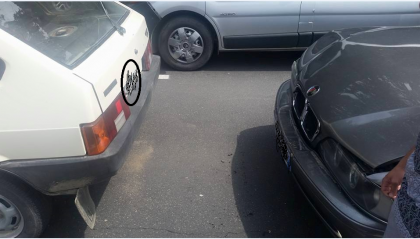 BMW usor BOTIT: A lovit o LADA din spate si s-a ales cu DEFORMARI. Masina lovita - "teafara si nevatamata" - FOTO BMW usor BOTIT: A lovit o LADA din spate si s-a ales cu DEFORMARI. Masina lovita - "teafara si nevatamata" - FOTO