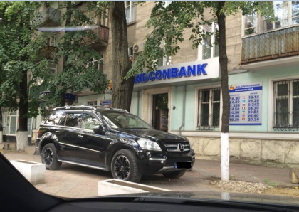 Parcarile ILEGALE devin o obisnuinta: Un Mercedes, stationat pe trotuar - FOTO
