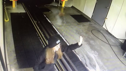 CATASTROFAL! Momentul in care un sofer de 94 de ani incurca acceleratia cu frana! Ce a urmat apoi - VIDEO
