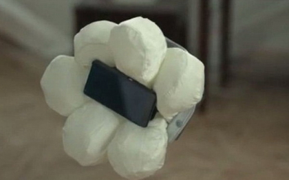 Airbag pentru mobil. Cum te poti asigura ca telefonul tau nu va fi distrus dupa o cazatura. VIDEO
