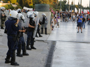 Politia greaca a arestat 14 cetateni straini in timpul protestelor violente de miercuri seara Politia greaca a arestat 14 cetateni straini in timpul protestelor violente de miercuri seara