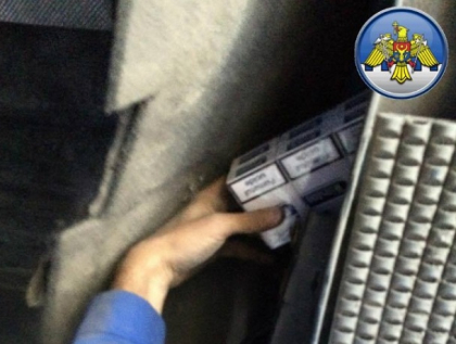 Peste 45 de mii de tigarete de contrabanda, CONFISCATE la frontiera. Doi barbati, "prinsi cu mata in sac" - FOTO Peste 45 de mii de tigarete de contrabanda, CONFISCATE la frontiera. Doi barbati, "prinsi cu mata in sac" - FOTO