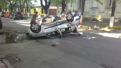 Nu " dormiti" la volan! Un Renault s-a rasturnat pe o strada din Chisinau - FOTO