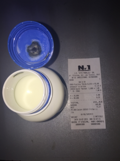 Chefir alla Gorgonzola: Un cumparator a gasit MUCEGAI pe capacul unei sticle. DEZGUSTATOR - FOTO Chefir alla Gorgonzola: Un cumparator a gasit MUCEGAI pe capacul unei sticle. DEZGUSTATOR - FOTO