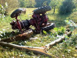 Caz FATAL la Stefan Voda: Un tanar a DECEDAT, dupa ce tractorul pe care il conducea s-a RASTURNAT la o cotitura Caz FATAL la Stefan Voda: Un tanar a DECEDAT, dupa ce tractorul pe care il conducea s-a RASTURNAT la o cotitura