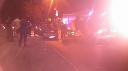 O masina RASTURNATA la rondul de langa strada Florilor - FOTO O masina RASTURNATA la rondul de langa strada Florilor - FOTO