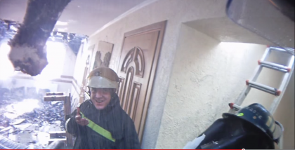 Ca in FILME: Incendiul de la Magdacesti, VAZUT prin "ochii pompierului". Imagini surprinse de camera instalata pe casca unuia dintre salvatori - VIDEO