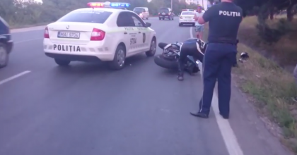 Cine spune adevarul? Un motociclist sustine ca a fost lovit si dat jos de pe motocicleta de o masina a politiei. Inspectorii de patrulare neaga - VIDEO Cine spune adevarul? Un motociclist sustine ca a fost lovit si dat jos de pe motocicleta de o masina a politiei. Inspectorii de patrulare neaga - VIDEO