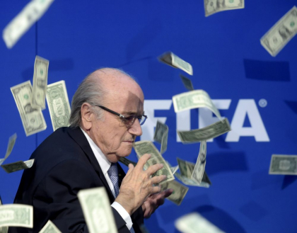 FOTO & VIDEO | Imagini incredibile surprinse la conferinta de presa a lui Sepp Blatter! Un "intrus" a aruncat cu teancul de bani in seful FIFA FOTO & VIDEO | Imagini incredibile surprinse la conferinta de presa a lui Sepp Blatter! Un "intrus" a aruncat cu teancul de bani in seful FIFA