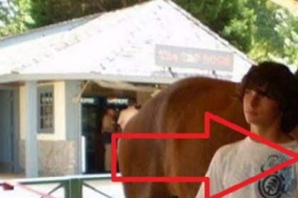 Imaginea de care rade tot internetul. Cum arata iubita acestui tanar. FOTO Imaginea de care rade tot internetul. Cum arata iubita acestui tanar. FOTO