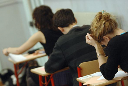 11 elevi au fost dati afara de la examenul repetat la limba straina, pentru ca au fost prinsi copiind. Cu ce "surse de inspiratie" au fost surprinsi - VIDEO