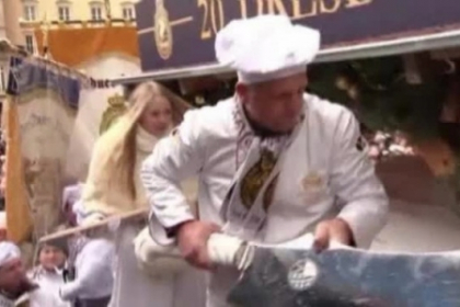 Prajitura de cartea recordurilor la targul de Craciun din Dresda. Cantareste 4246 kg si are 4 metri