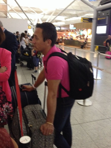 Asteapta de ore in sir pe aeroportul din Londra. 150 de oameni, INDIGNATI dupa ce zborul spre Chisinau le-a fost amanat: "Isi bat joc de noi!"