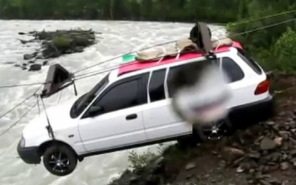 Se intampla in Rusia. Ce metoda inedita a gasit un sofer pentru a trece un fluviu cu masina. VIDEO