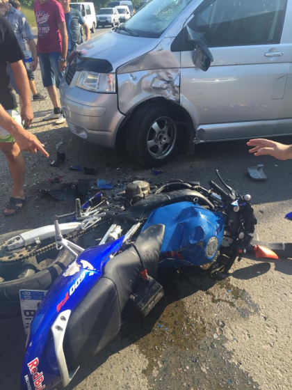 GRAV accident rutier cu implicarea unei motociclete la intrarea in Chisinau. Doi tineri au zburat de pe vehicul si au fost transportati la spital - FOTO GRAV accident rutier cu implicarea unei motociclete la intrarea in Chisinau. Doi tineri au zburat de pe vehicul si au fost transportati la spital - FOTO