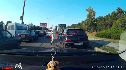 Imagini SOCANTE! A incercat sa "rezolve" o neintelegere in traficul din capitala cu PISTOLUL: Un sofer s-a ales cu dosar penal pentru tentativa de omor - VIDEO