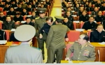 Phenianul prezinta imagini cu unchiul lui Kim Jong-un inlaturat cu forta de la o reuniune Phenianul prezinta imagini cu unchiul lui Kim Jong-un inlaturat cu forta de la o reuniune