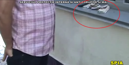 Seful unui sector de politie din capitala, prins in FLAGRANT: Primea MITA pentru acoperi LIPSA unor acte - VIDEO Seful unui sector de politie din capitala, prins in FLAGRANT: Primea MITA pentru acoperi LIPSA unor acte - VIDEO