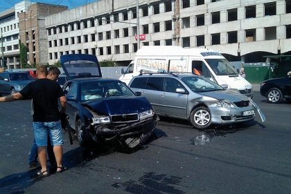 Accident bizar in capitala. Doua masini, avariate. Soferii nu au putut imparti CAROSABILUL - FOTO