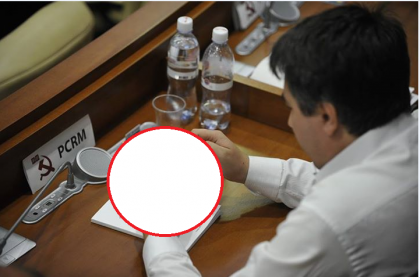 Politica ii plictiseste pana si pe deputati. Cum a fost surprins un deputat PCRM astazi la sedinta Parlamentului - FOTO