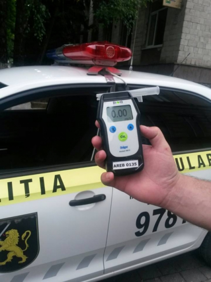 De la inceputul anului au fost documentati aproape 2000 de soferi urcati in stare de ebrietate la volan. 1100 - sanctionati PENAL. Cum se foloseste corect aparatul Dragger De la inceputul anului au fost documentati aproape 2000 de soferi urcati in stare de ebrietate la volan. 1100 - sanctionati PENAL. Cum se foloseste corect aparatul Dragger