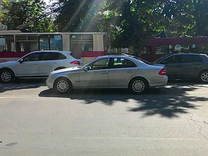 "Parchez unde am CHEF eu": Asta ar fi deviza unui conducator auto care si-a permis sa stationeze in mijlocul drumului - FOTO "Parchez unde am CHEF eu": Asta ar fi deviza unui conducator auto care si-a permis sa stationeze in mijlocul drumului - FOTO