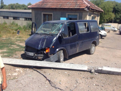 "Incomodeaza" traficul rutier? Soferii au luat la tinta stalpii din Peresecina: Un microbuz a daramat un pilon de pe marginea drumului - FOTO