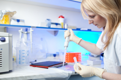 Bacterii pe mainile unei asistente: Rezultatele preliminare ale investigatiilor de la Sanepid la "Sfanta Treime"