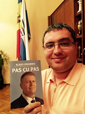Vrea sa devina PRESEDINTE? Renato Usatii s-a pozat cu cartea lui Klaus Iohannis: "Peste 4 ani voi scrie si eu o astfel de carte" - FOTO Vrea sa devina PRESEDINTE? Renato Usatii s-a pozat cu cartea lui Klaus Iohannis: "Peste 4 ani voi scrie si eu o astfel de carte" - FOTO