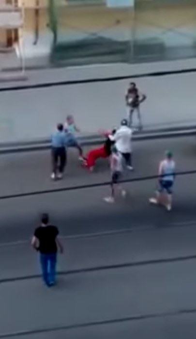 ELITA armatei ruse, luata la pumni de muncitori din Tadjikistan? Au luat BATAIE la ei acasa, de ziua fortelor aeropurtate - VIDEO