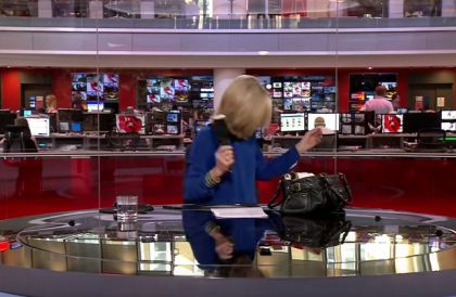 Nu a reusit sa-si aranjeze parul! Cum apare o prezentatoare BBC in direct la TV - VIDEO