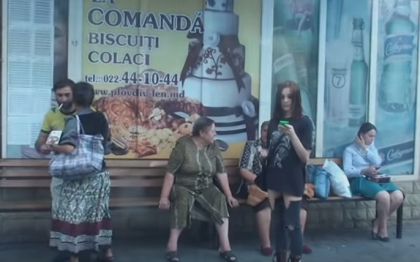 I-a vazut pantalonii si a inceput sa-si faca CRUCE. Cum reactioneaza o femeie cand vede o tanara cu pantalonii rupti - VIDEO I-a vazut pantalonii si a inceput sa-si faca CRUCE. Cum reactioneaza o femeie cand vede o tanara cu pantalonii rupti - VIDEO