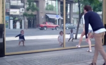 Cea mai viralizata reclama din 2013. Danseaza cu copilul din tine Cea mai viralizata reclama din 2013. Danseaza cu copilul din tine