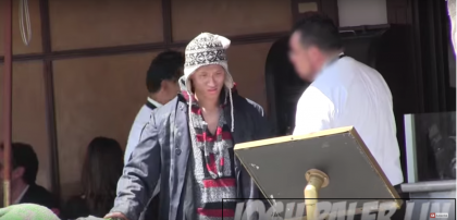 A mers la un restaurant de LUX imbracat in OM AL STRAZII. A fost refuzat IMEDIAT! O ora mai tarziu a revenit la volanul unui FERRARI. Priveste reactia tuturor - VIDEO