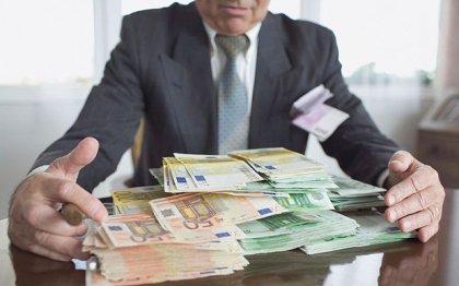 Stagiar, dar DEJA ii curge CORUPTIA prin sange: Un avocat incepator din capitala, RETINUT pentru trafic de influienta Stagiar, dar DEJA ii curge CORUPTIA prin sange: Un avocat incepator din capitala, RETINUT pentru trafic de influienta