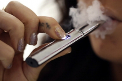 Studiu: Fumatorii de tigari electronice inhaleaza mai multe toxine si nicotina decat cei obisnuiti