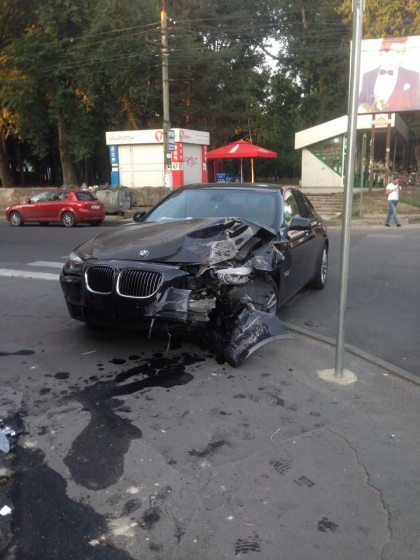 Ultima ora: Accident in capitala. Un BMW si-a distrus capota si bara de protectie dupa ce a intrat intr-o cladire - FOTO Ultima ora: Accident in capitala. Un BMW si-a distrus capota si bara de protectie dupa ce a intrat intr-o cladire - FOTO