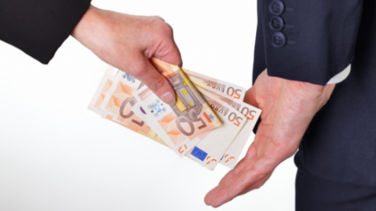 1000 de euro pentru a scapa de cercetarea penala: Taxa ceruta de un politist din capitala. Exista si un INTERMEDIAR. Cei din urma, CONDAMNATI 1000 de euro pentru a scapa de cercetarea penala: Taxa ceruta de un politist din capitala. Exista si un INTERMEDIAR. Cei din urma, CONDAMNATI