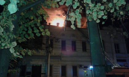 Ultima ora! Mansarda unei cladiri din capitala, curprinsa de flacari. 9 autospeciale si 3 scari auto incearca sa stinga flacarile - FOTO Ultima ora! Mansarda unei cladiri din capitala, curprinsa de flacari. 9 autospeciale si 3 scari auto incearca sa stinga flacarile - FOTO