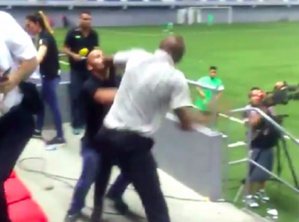 Bataie in toata regula intre fostul atacant al lui Manchester City si un agent de securitate! VIDEO Bataie in toata regula intre fostul atacant al lui Manchester City si un agent de securitate! VIDEO